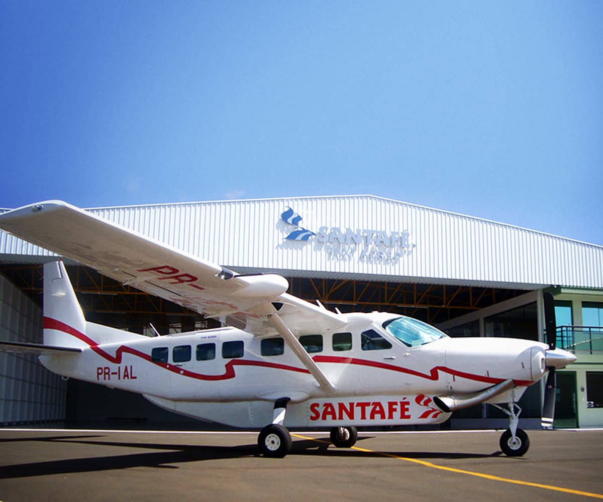 Grand Caravan PR-IAL da Santafé em frente ao hangar da empresa em Xanxerê, foto publicada no site oficial